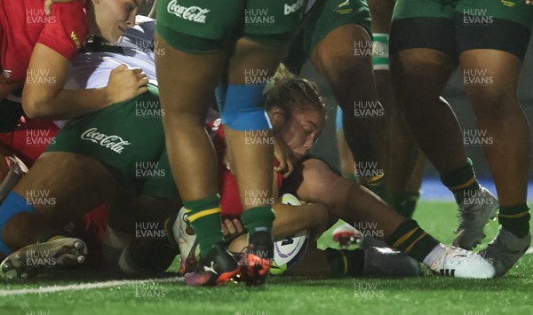 180926 Wales v South Africa, Vodafone Wales WXV Series - Kelsey Jones of Wales powers over to score try