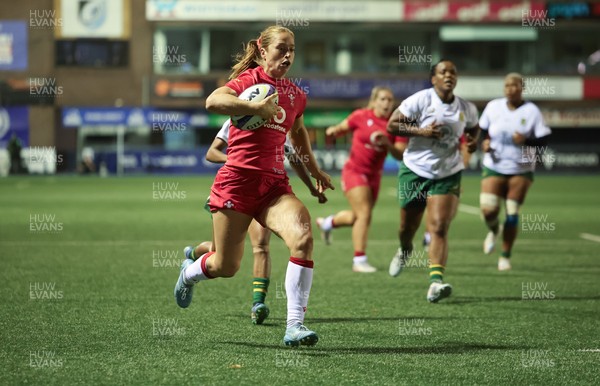 180926 Wales v South Africa, Vodafone Wales WXV Series - Lisa Neumann of Wales races in to score try