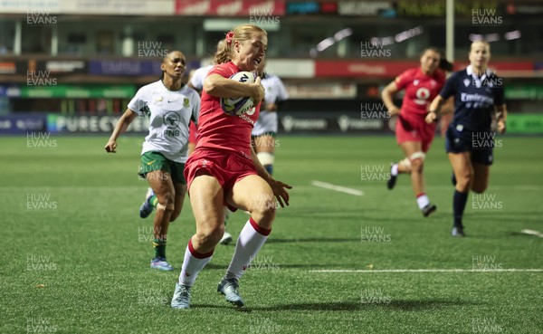 180926 Wales v South Africa, Vodafone Wales WXV Series - Lisa Neumann of Wales races in to score try