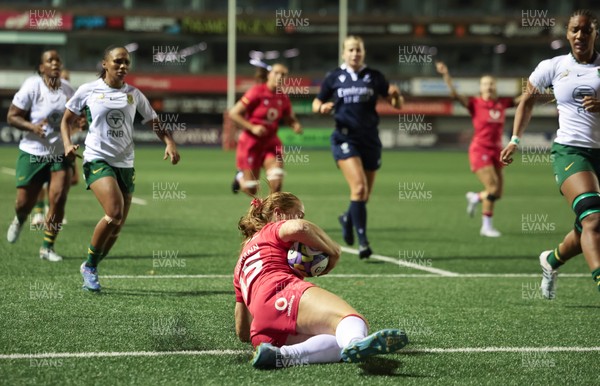 180926 Wales v South Africa, Vodafone Wales WXV Series - Lisa Neumann of Wales races in to score try