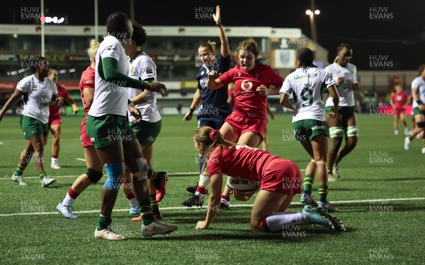 180926 Wales v South Africa, Vodafone Wales WXV Series - Lisa Neumann of Wales races in to score try