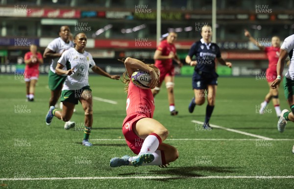 180926 Wales v South Africa, Vodafone Wales WXV Series - Lisa Neumann of Wales races in to score try