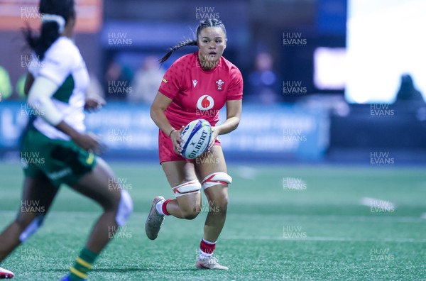 180926 Wales v South Africa, Vodafone Wales WXV Series - Jorja Aiono of Wales breaks away