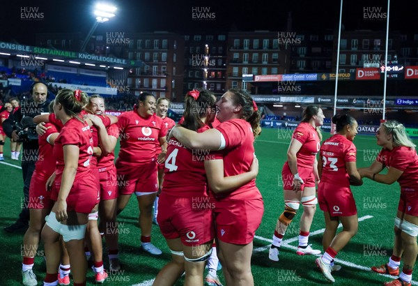 180926 Wales v South Africa, Vodafone Wales WXV Series - Wales players celebrate at the end of the match