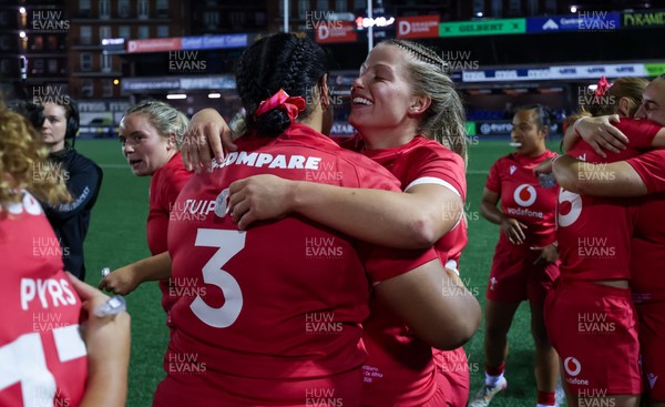 180926 Wales v South Africa, Vodafone Wales WXV Series - Wales players celebrate at the end of the match