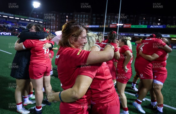 180926 Wales v South Africa, Vodafone Wales WXV Series - Wales players celebrate at the end of the match