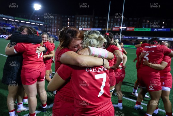180926 Wales v South Africa, Vodafone Wales WXV Series - Wales players celebrate at the end of the match