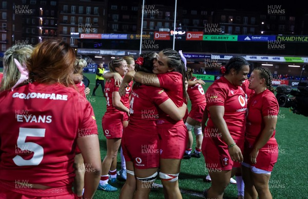 180926 Wales v South Africa, Vodafone Wales WXV Series - Wales players celebrate at the end of the match
