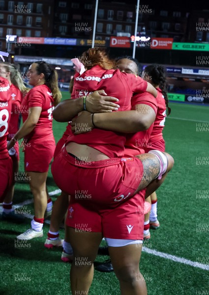 180926 Wales v South Africa, Vodafone Wales WXV Series - Wales players celebrate at the end of the match