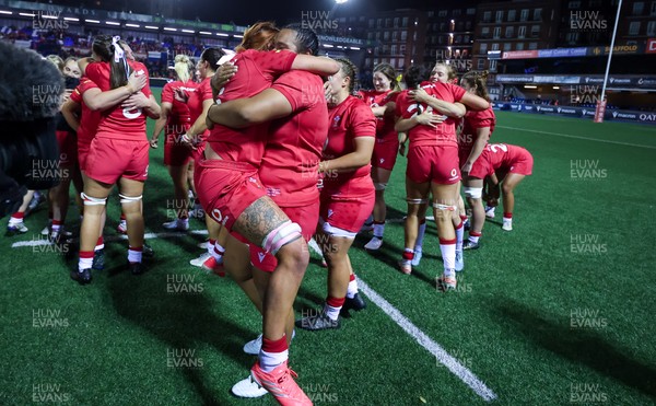 180926 Wales v South Africa, Vodafone Wales WXV Series - Wales players celebrate at the end of the match
