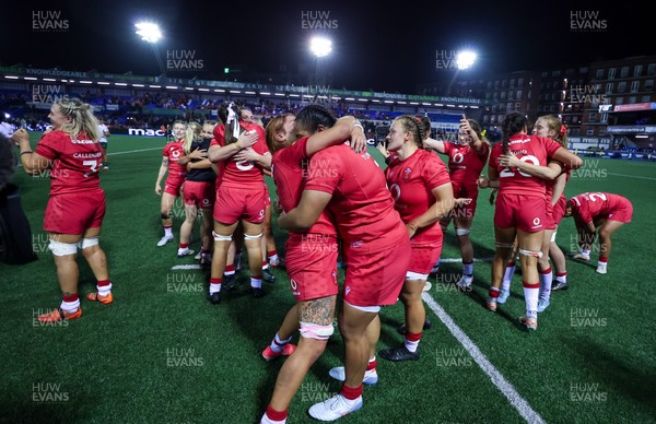 180926 Wales v South Africa, Vodafone Wales WXV Series - Wales players celebrate at the end of the match