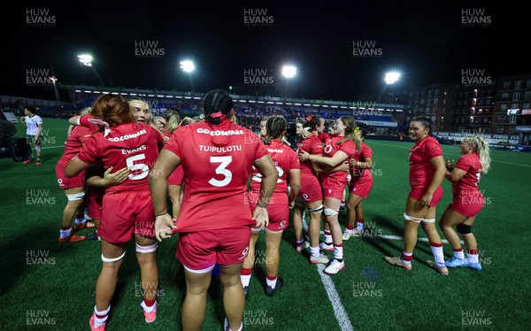 180926 Wales v South Africa, Vodafone Wales WXV Series - Wales players celebrate at the end of the match