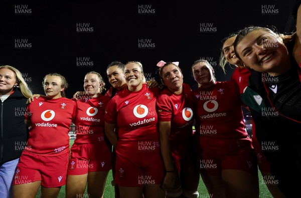 180926 Wales v South Africa, Vodafone Wales WXV Series - Wales players listen to the team talk at the end of the match