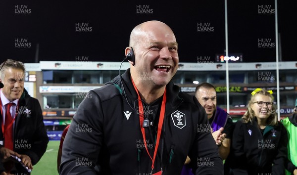 180926 Wales v South Africa, Vodafone Wales WXV Series - Sean Lynn, Wales head coach at the end of the match with 
