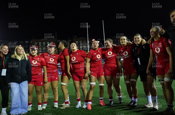 180926 Wales v South Africa, Vodafone Wales WXV Series - Wales players listen to the team talk at the end of the match