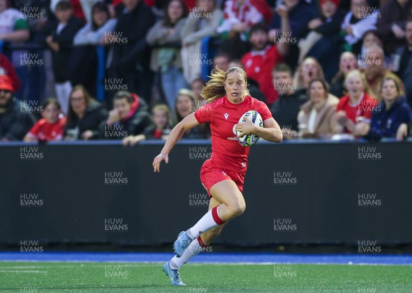 190926 Wales v South Africa, Vodafone Wales WXV Series - Lisa Neumann of Wales charges for the line