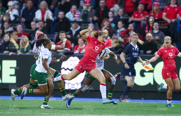 190926 Wales v South Africa, Vodafone Wales WXV Series - Lisa Neumann of Wales charges for the line