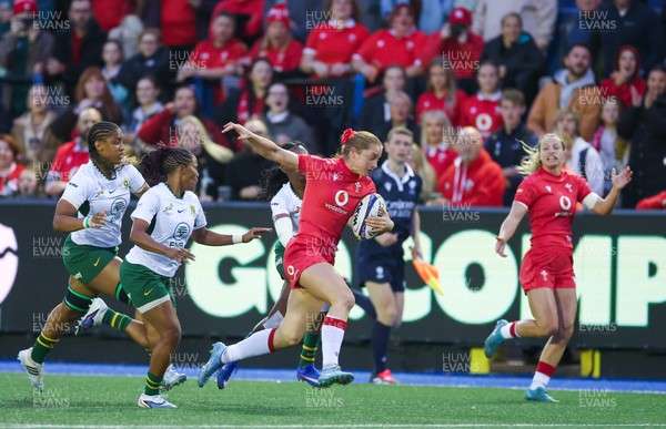 190926 Wales v South Africa, Vodafone Wales WXV Series - Lisa Neumann of Wales charges for the line
