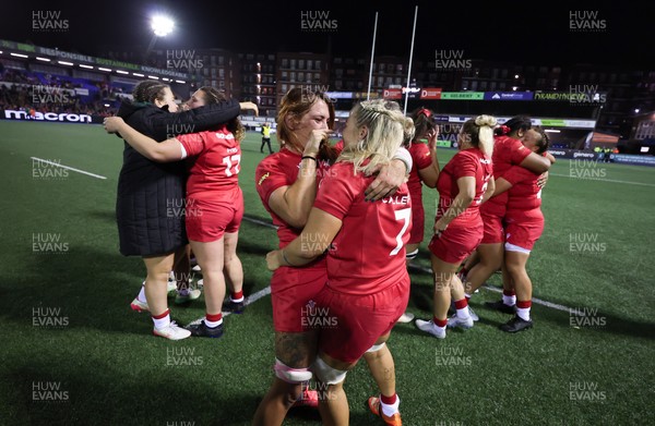 190926 Wales v South Africa, Vodafone Wales WXV Series - Wales players celebrate at the end of the match