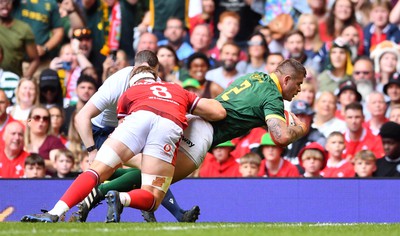 190823 - Wales v South Africa - Vodaphone Summer Series - Malcolm Marx of South Africabeats Aaron Wainwright of Wales to score try