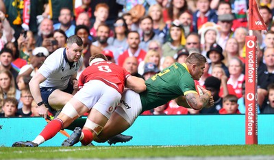 190823 - Wales v South Africa - Vodaphone Summer Series - Malcolm Marx of South Africabeats Aaron Wainwright of Wales to score try