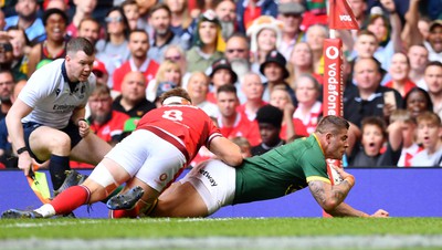 190823 - Wales v South Africa - Vodaphone Summer Series - Malcolm Marx of South Africabeats Aaron Wainwright of Wales to score try