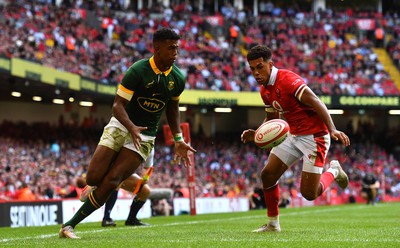 190823 - Wales v South Africa - Vodaphone Summer Series - Rio Dyer of Wales and Canan Moodie of South Africa incident before referee Andrew Brace awards a penalty try and yellow card to Rio Dyer of Wales