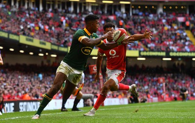 190823 - Wales v South Africa - Vodaphone Summer Series - Rio Dyer of Wales and Canan Moodie of South Africa incident before referee Andrew Brace awards a penalty try and yellow card to Rio Dyer of Wales