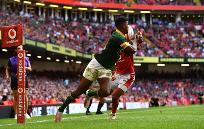 190823 - Wales v South Africa - Vodaphone Summer Series - Rio Dyer of Wales and Canan Moodie of South Africa incident before referee Andrew Brace awards a penalty try and yellow card to Rio Dyer of Wales