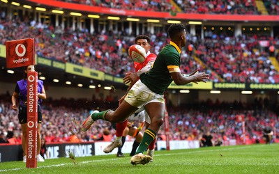 190823 - Wales v South Africa - Vodaphone Summer Series - Rio Dyer of Wales and Canan Moodie of South Africa incident before referee Andrew Brace awards a penalty try and yellow card to Rio Dyer of Wales