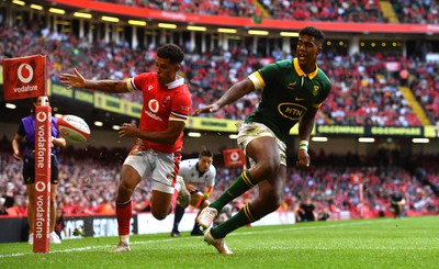 190823 - Wales v South Africa - Vodaphone Summer Series - Rio Dyer of Wales and Canan Moodie of South Africa incident before referee Andrew Brace awards a penalty try and yellow card to Rio Dyer of Wales