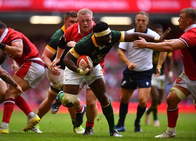 190823 - Wales v South Africa - Vodaphone Summer Series - Siya Kolisi of South Africa holds off Jac Morgan of Wales