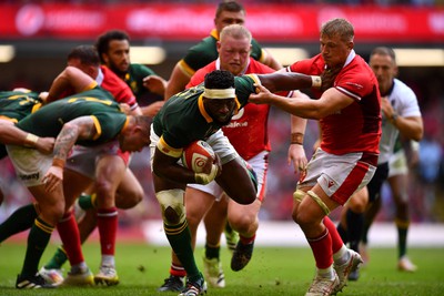 190823 - Wales v South Africa - Vodaphone Summer Series - Siya Kolisi of South Africa holds off Jac Morgan of Wales