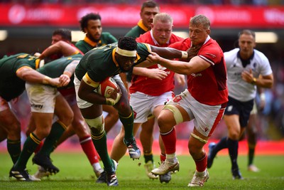 190823 - Wales v South Africa - Vodaphone Summer Series - Siya Kolisi of South Africa holds off Jac Morgan of Wales