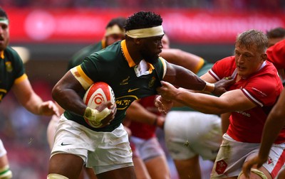 190823 - Wales v South Africa - Vodaphone Summer Series - Siya Kolisi of South Africa holds off Jac Morgan of Wales