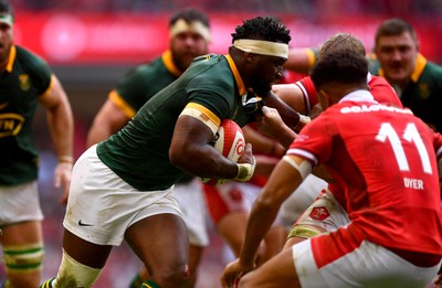 190823 - Wales v South Africa - Vodaphone Summer Series - Siya Kolisi of South Africa holds off Jac Morgan of Wales