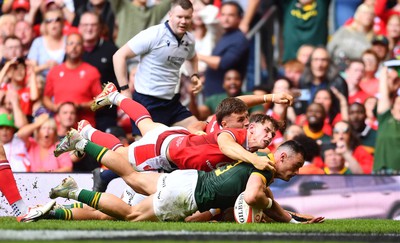 190823 - Wales v South Africa - Vodaphone Summer Series - Jesse Kriel of South Africa scores try