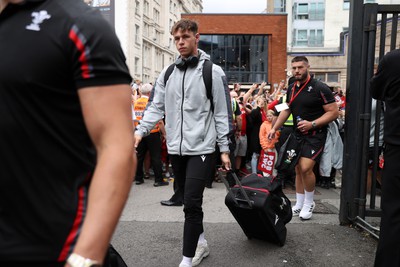 190823 - Wales v South Africa - Vodafone Summer Series - Tom Rogers walks into the stadium as fans watch on