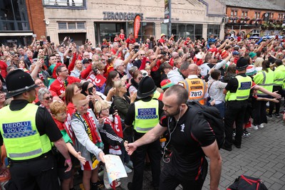 190823 - Wales v South Africa - Vodafone Summer Series - Fans watch as the Wales team walk into the stadium