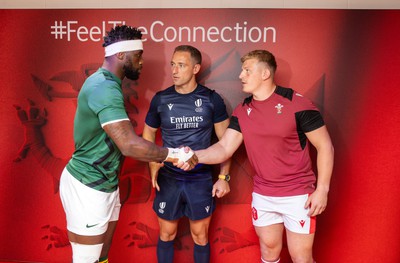 190823 - Wales v South Africa - Vodafone Summer Series - Siya Kolisi of South Africa and Jac Morgan of Wales at the coin toss