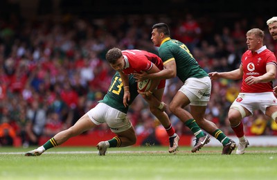 190823 - Wales v South Africa - Vodafone Summer Series - Mason Grady of Wales is tackled by Jesse Kriel and Damian de Allende of South Africa 