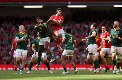 190823 - Wales v South Africa - Vodafone Summer Series - Rio Dyer of Wales wins the high ball