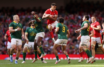 190823 - Wales v South Africa - Vodafone Summer Series - Rio Dyer of Wales wins the high ball