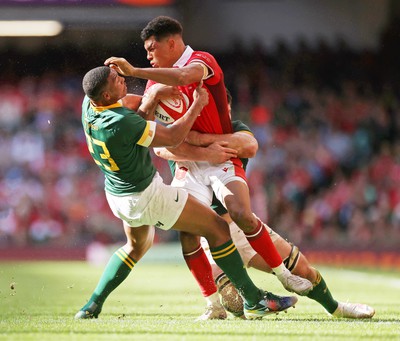 190823 - Wales v South Africa - Vodafone Summer Series - Rio Dyer of Wales clashes heads with Damian Willemse of South Africa