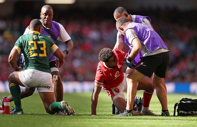 190823 - Wales v South Africa - Vodafone Summer Series - Rio Dyer of Wales clashes heads with Damian Willemse of South Africa