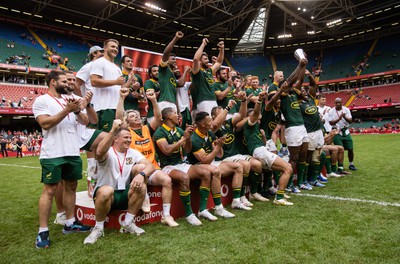 190823 - Wales v South Africa - Vodafone Summer Series - South Africa lift the trophy