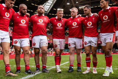 190823 - Wales v South Africa - Vodafone Summer Series - Jac Morgan of Wales leads the team talk