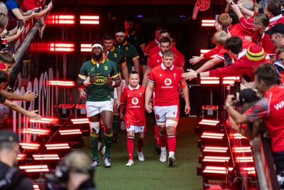 190823 - Wales v South Africa - Vodafone Summer Series - Jac Morgan of Wales and Siya Kolisi of South Africa walk down the tunnel