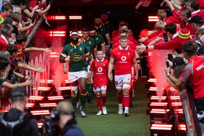 190823 - Wales v South Africa - Vodafone Summer Series - Jac Morgan of Wales and Siya Kolisi of South Africa walk down the tunnel