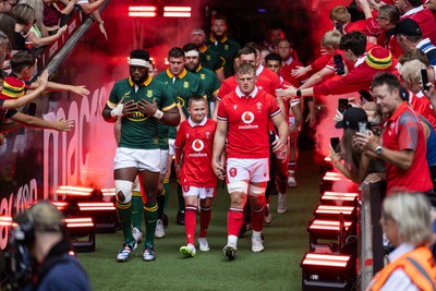 190823 - Wales v South Africa - Vodafone Summer Series - Jac Morgan of Wales and Siya Kolisi of South Africa walk down the tunnel